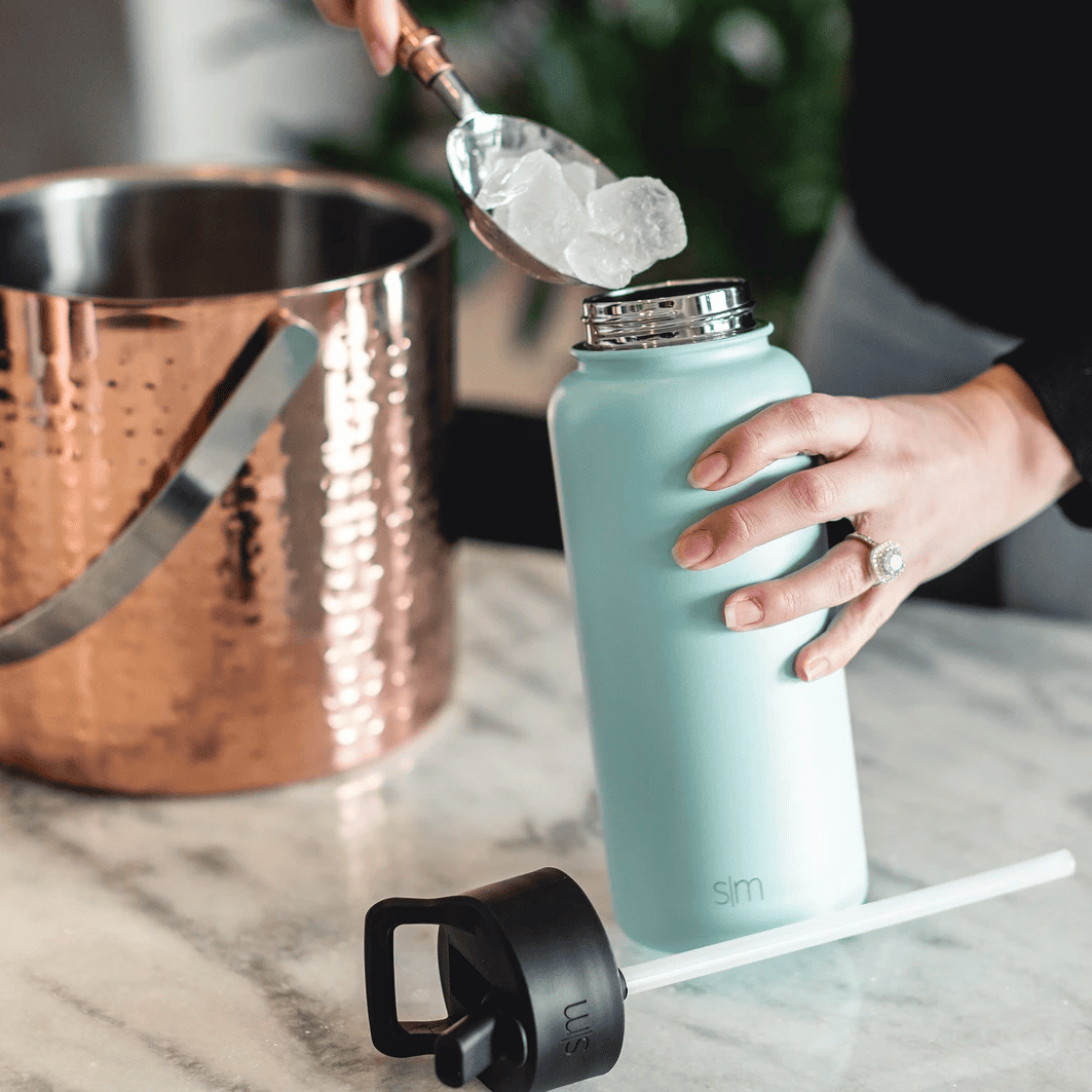 Stay hydrated at all times with this thermally insulated water bottle